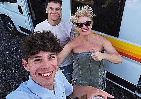 Iván Romeo se hace un selfie con su madre y su hermano Sergio, que siguen la carrera en una furgoneta.