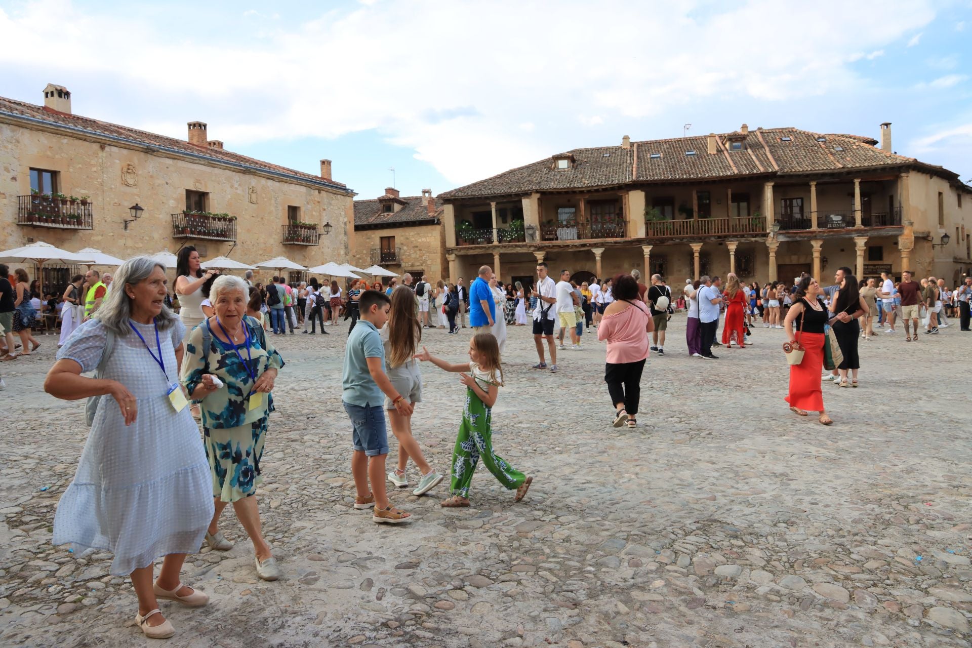 La noche de las velas en Pedraza, en imágenes