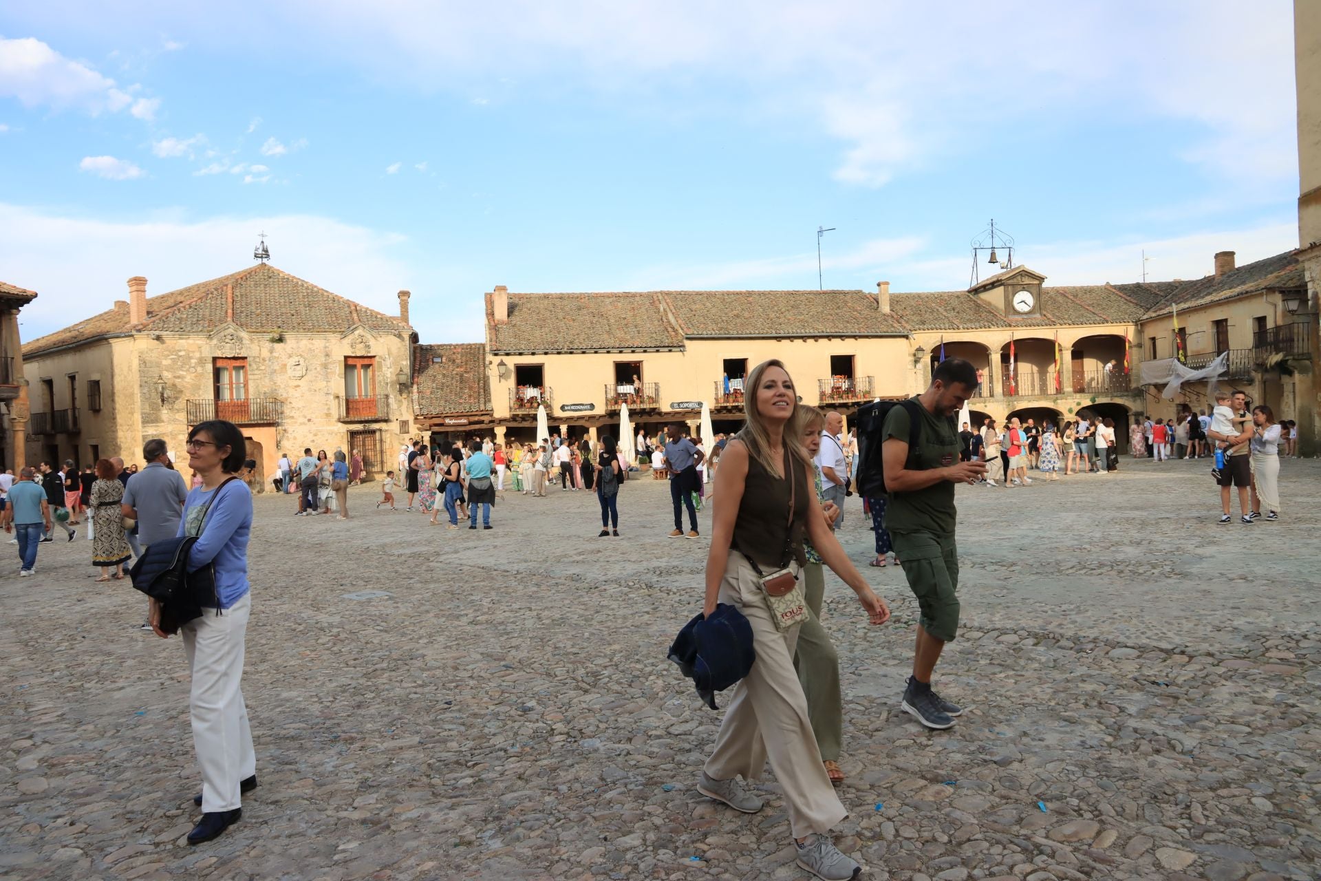 La noche de las velas en Pedraza, en imágenes