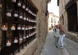 Asistentes al concierto con motivo de la noche de las velas en Pedraza.