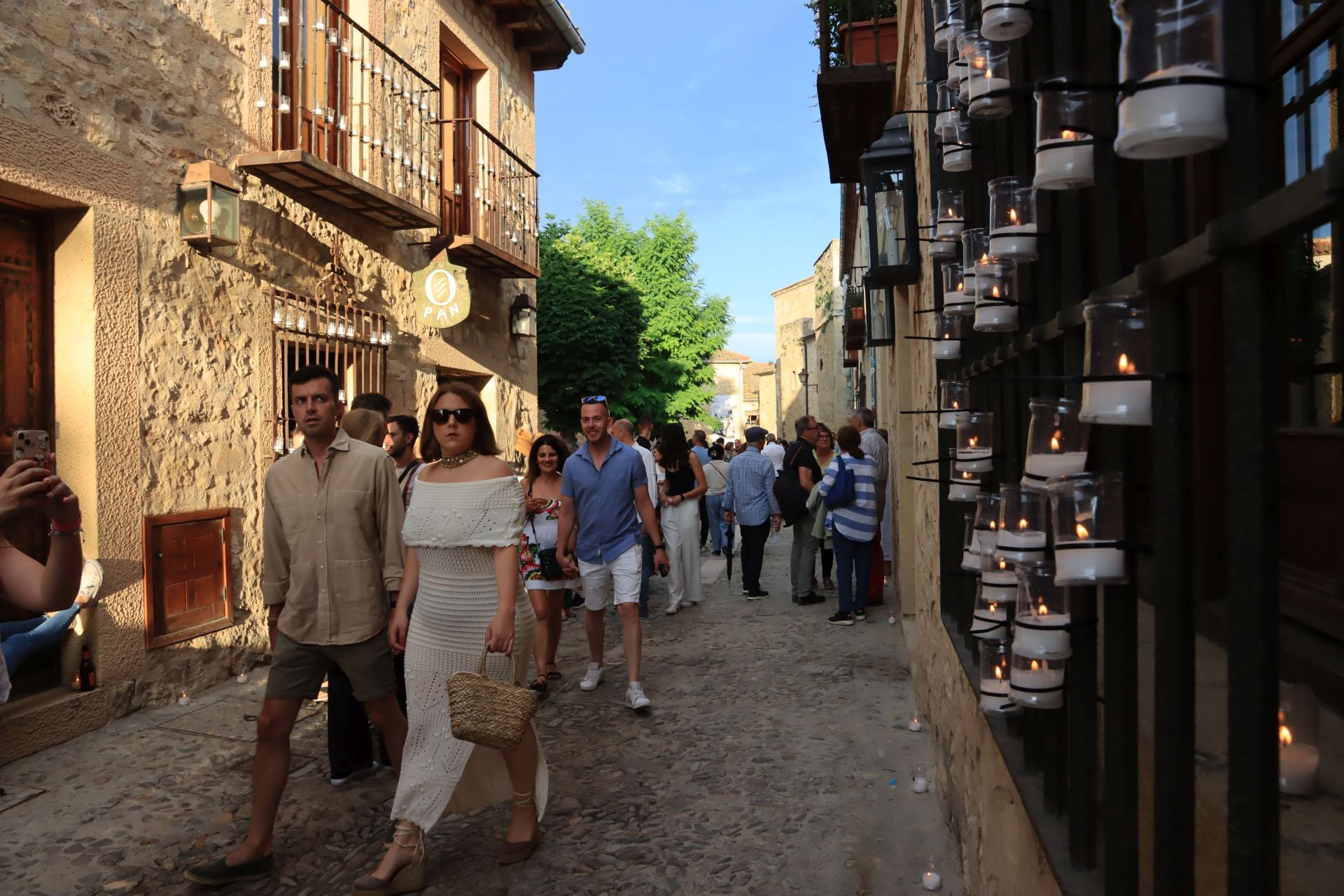 La noche de las velas en Pedraza, en imágenes