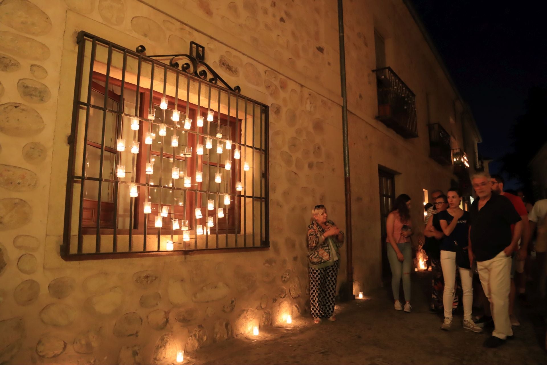 La noche de las velas en Pedraza, en imágenes
