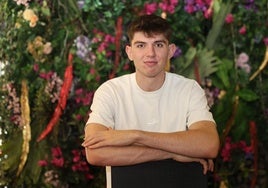 Sergio posa en el interior del restaurante Niza, uno de sus favoritos en Valladolid.