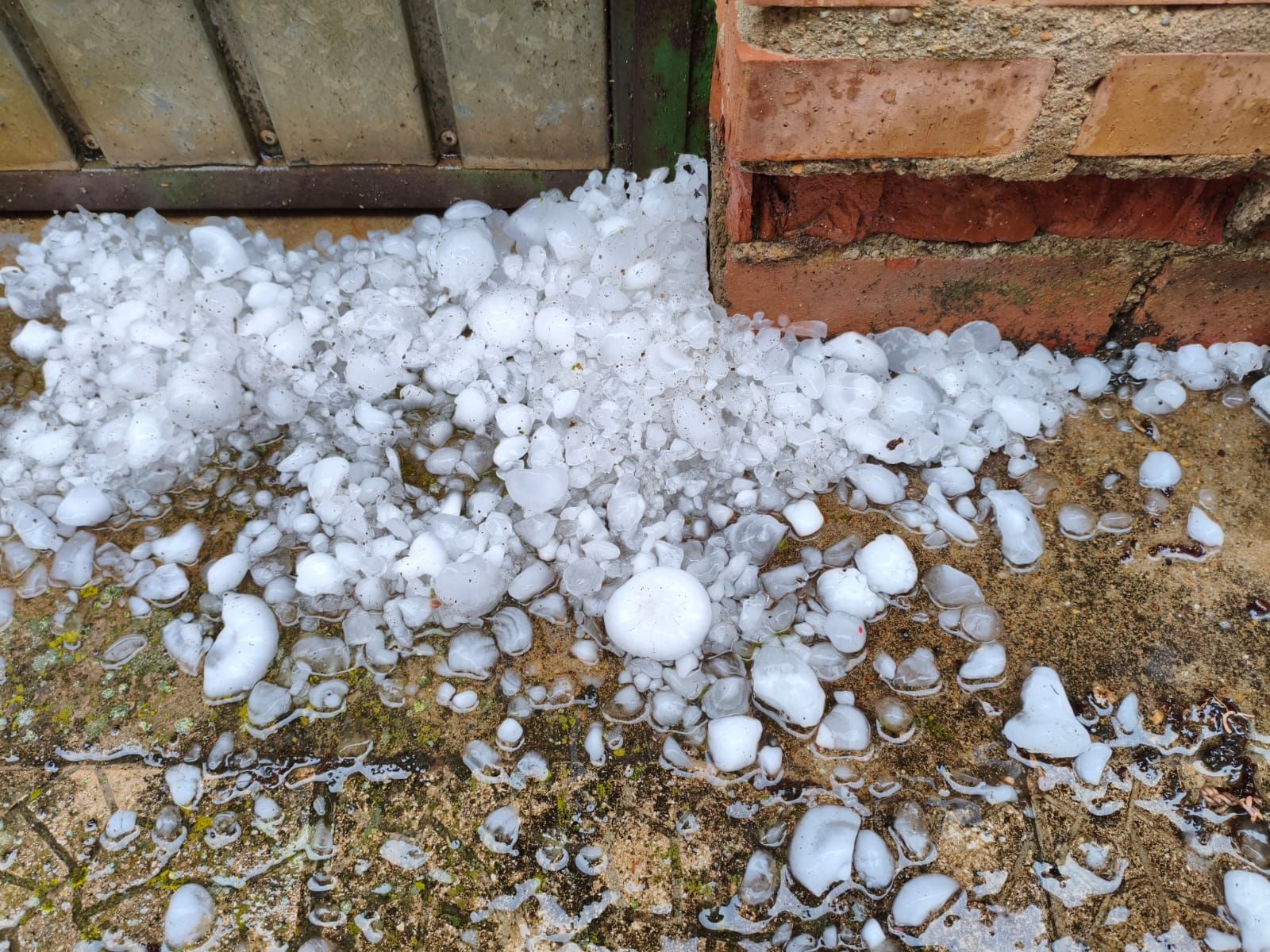 Una granizada rompe más de una decena de lunas de vehículos en Osorno