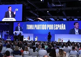 Alfonso Fernández Mañueco presenta la ponencia política del PP.