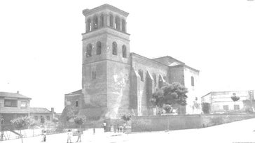 Fotografía antigua de la iglesia parroquial de La Zarza, afectada también por el incendio.