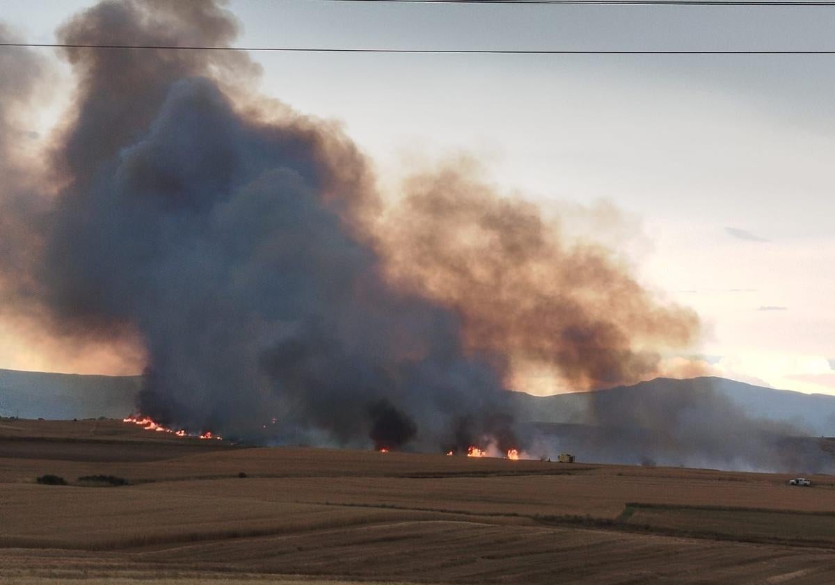 Imagen principal - Varios momentos de la evolución del incendio en el entorno de Valseca.