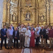 Autoridades de los diferentes municipios en la iglesia de Villanubla, junto con el párroco