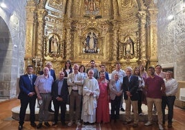 Autoridades de los diferentes municipios en la iglesia de Villanubla, junto con el párroco