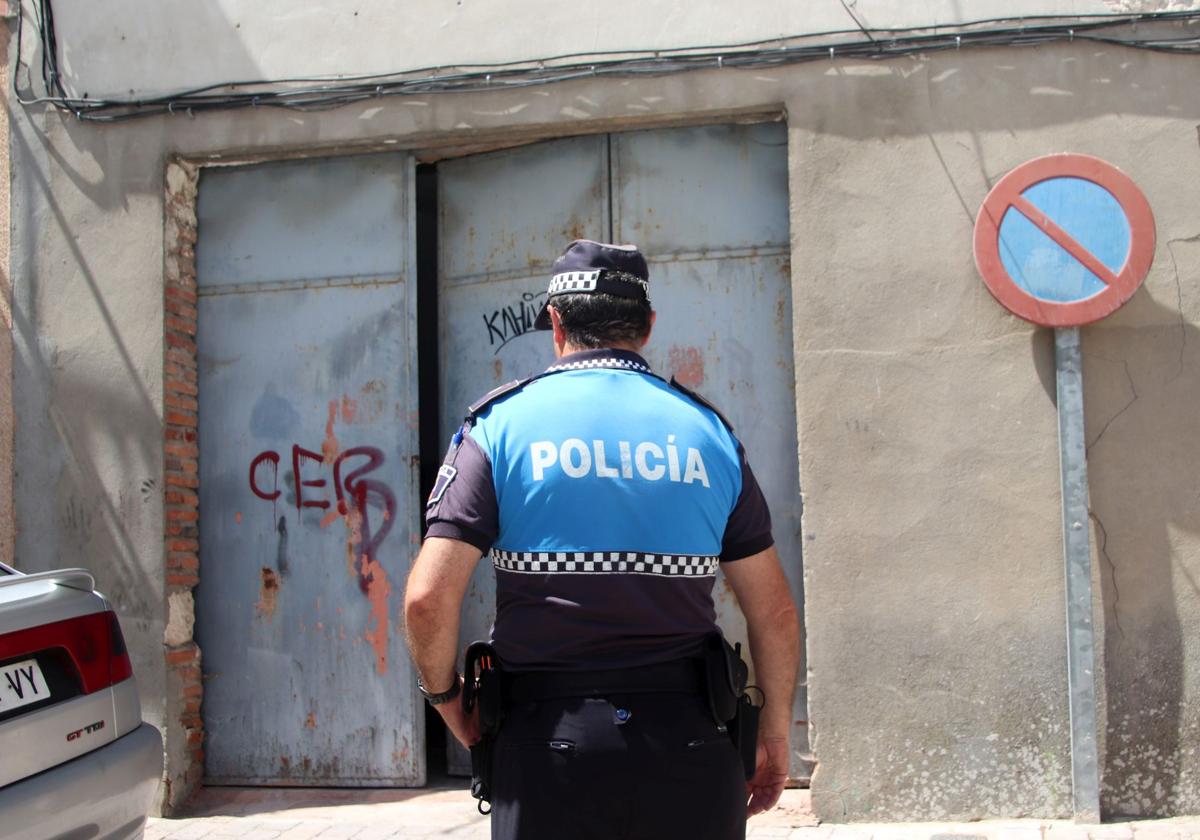 Imagen de archivo de un agente de la Policía Local de Cuéllar.