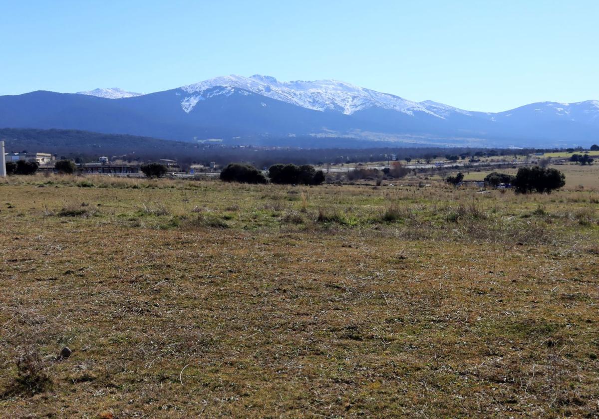 Terrenos del sector conocido como Prado del Hoyo con la sierra de fondo.