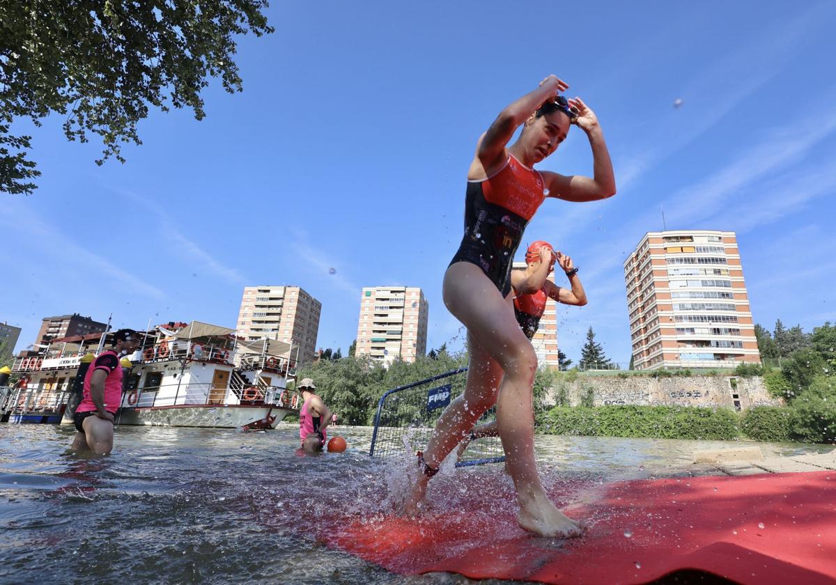 Doscientos atletas prueban su resistencia en la XXVII edición del Triatlón Ciudad de Valladolid