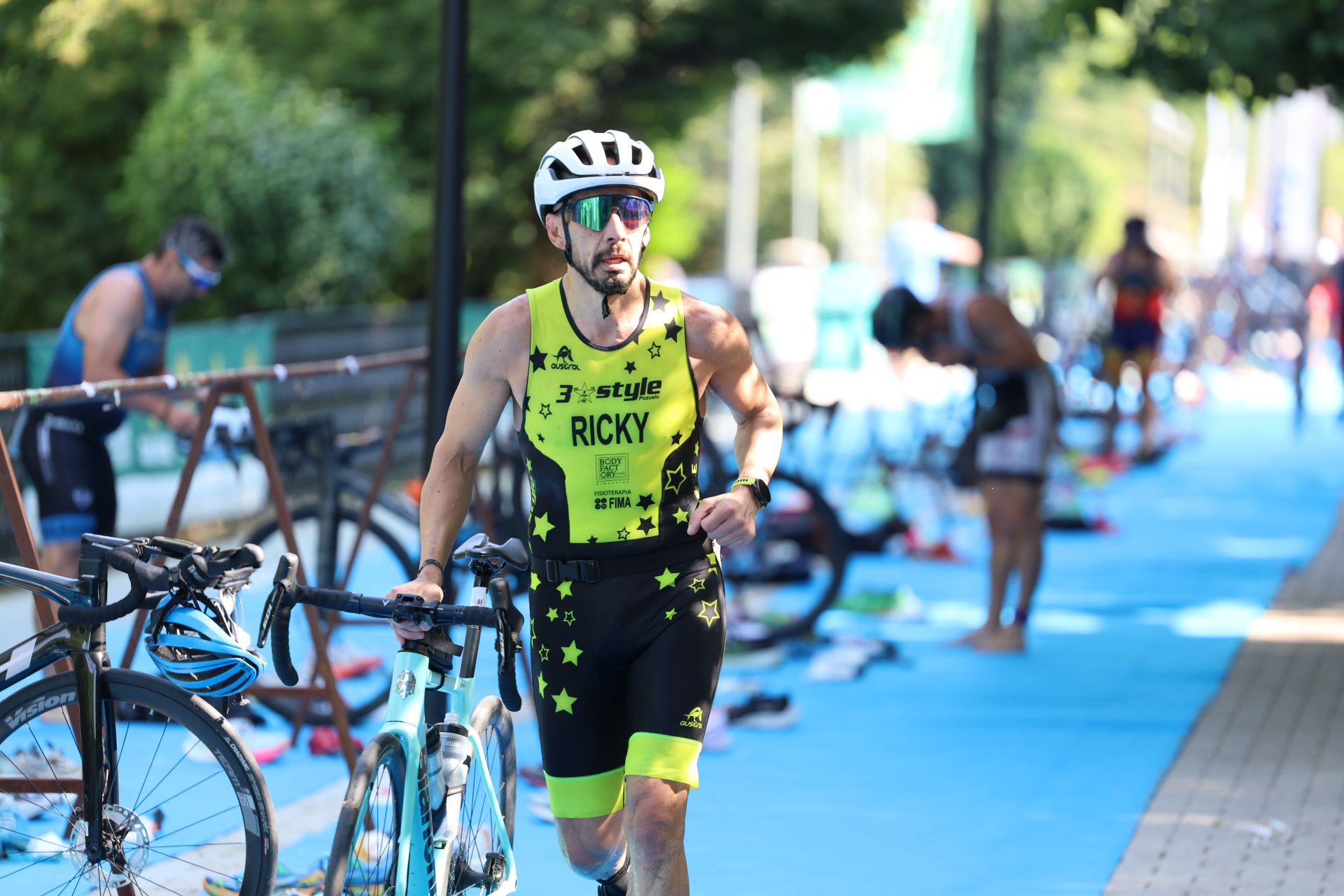 Doscientos atletas prueban su resistencia en la XXVII edición del Triatlón Ciudad de Valladolid