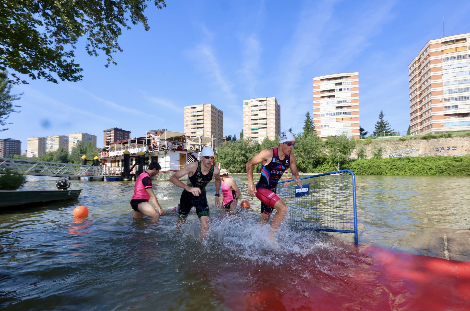 Doscientos atletas prueban su resistencia en la XXVII edición del Triatlón Ciudad de Valladolid