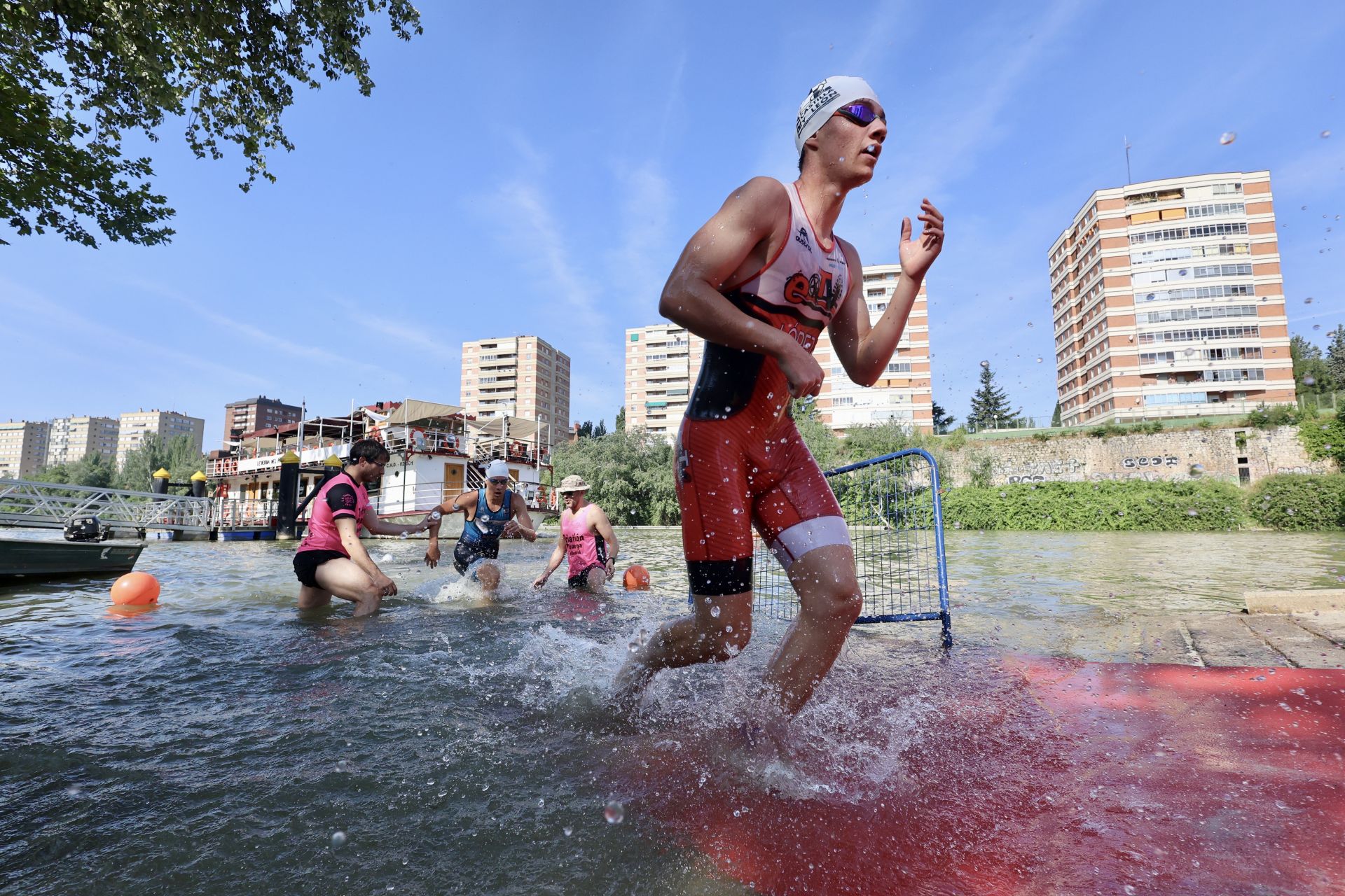 Doscientos atletas prueban su resistencia en la XXVII edición del Triatlón Ciudad de Valladolid
