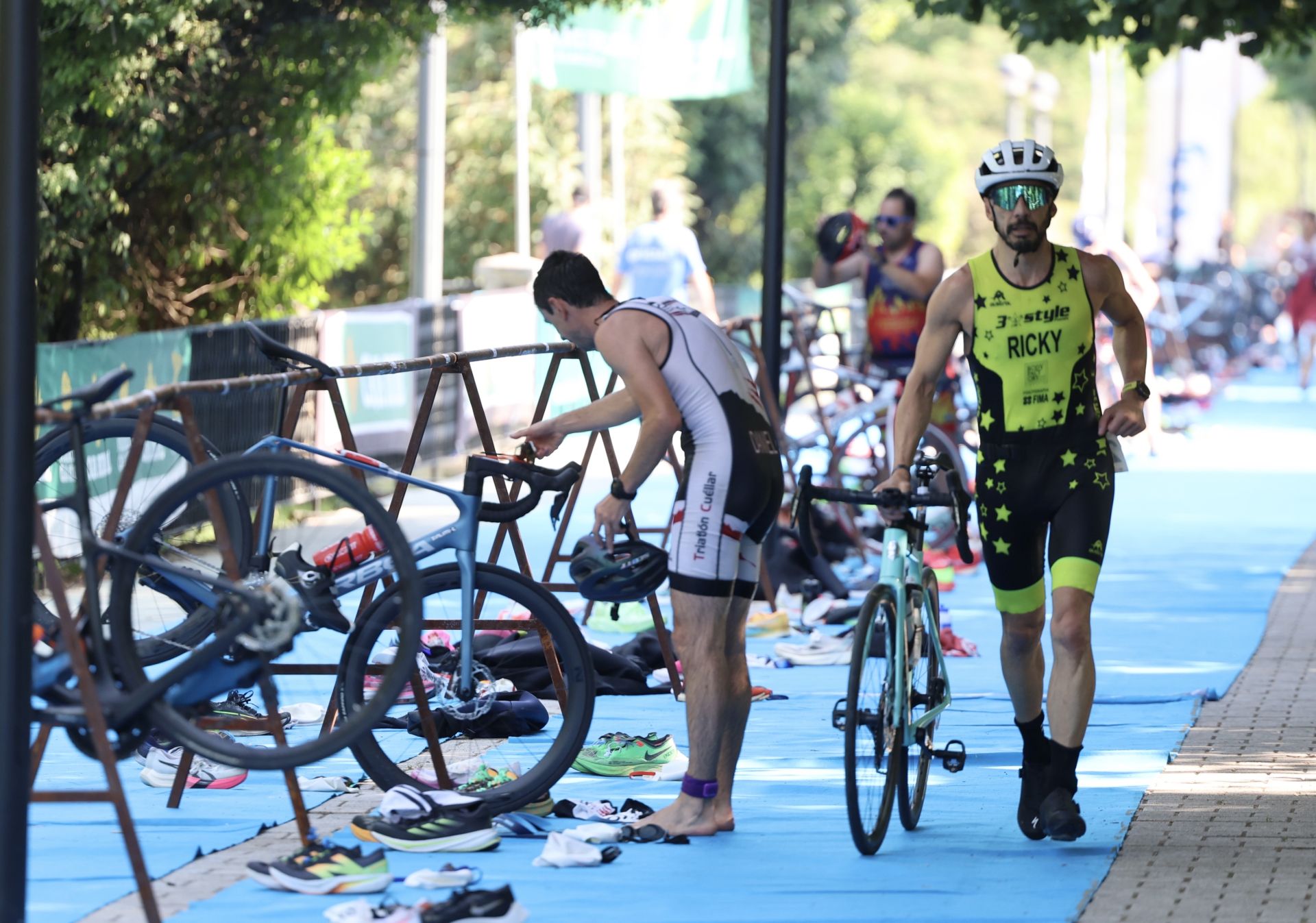 Doscientos atletas prueban su resistencia en la XXVII edición del Triatlón Ciudad de Valladolid