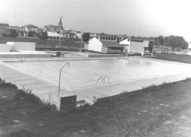 Las piscinas municipales en una imagen de 1990.