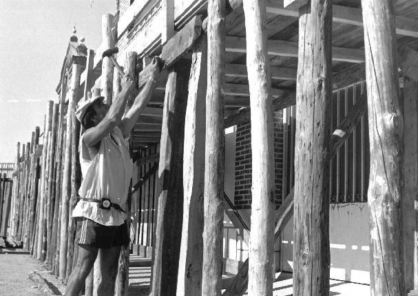 Un operario instala las talanqueras para los festejos taurinos.
