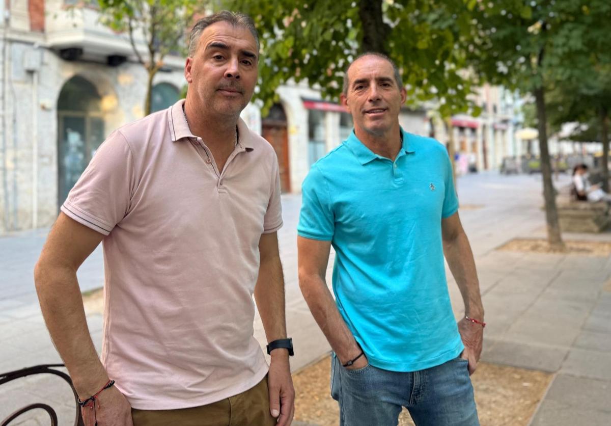 Guillermo Almada ya se encuentra en Valladolid, en la imagen junto a su ayudante Darwin Quintana en la acera de Recoletos.