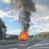 Vehículo ardiendo en un cruce de El Espinar.