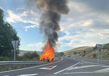 Un coche envuelto en llamas hace saltar las alarmas entre los conductores en El Espinar