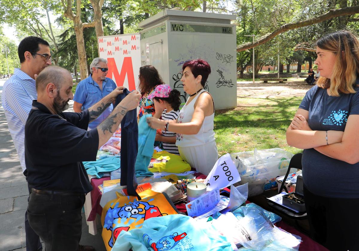 Mesa informativa con objetos a la venta de la asociación, instalada este domingo en el parque del Salón.