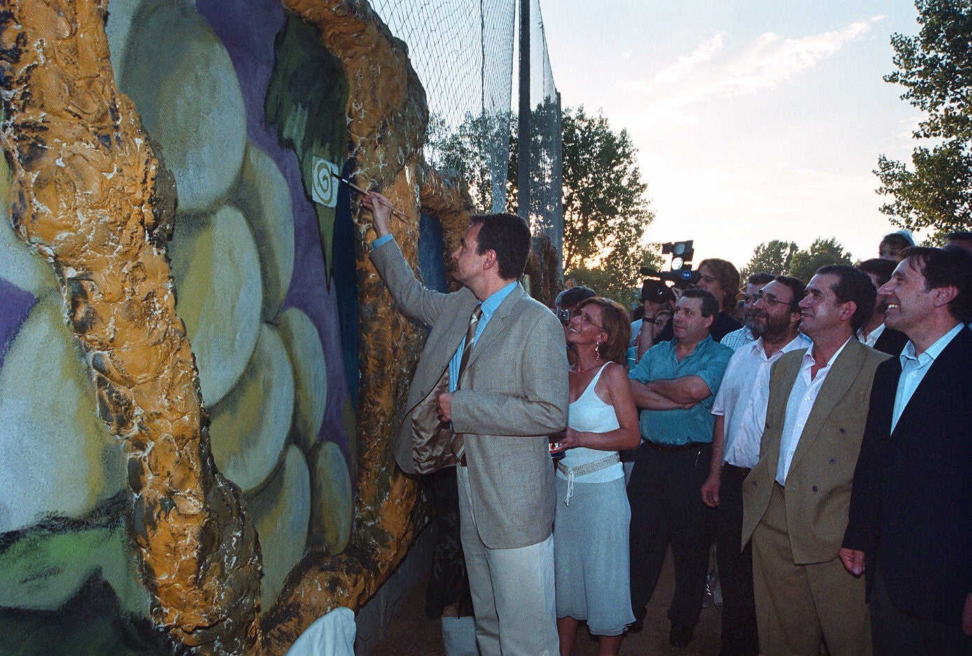 El secretario general de los socialistas, José Luis Rodríguez Zapatero, estampa su firma y hace una espiral en una pared de la localidad vallisoletana de Serrada, donde ha participado esta noche como pregonero en las fiestas del municipio. 19 de julio de 2002.