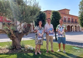 El alcalde, David Esteban, junto a los concejales Montserrat Valdés y Rafael San José en la presentación del cartel del verano cultural.