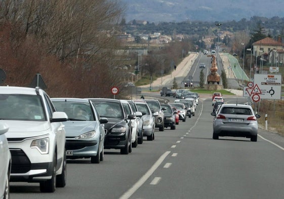 Multitud de vehículos circulan por un tramo de la carretera de La Granja.