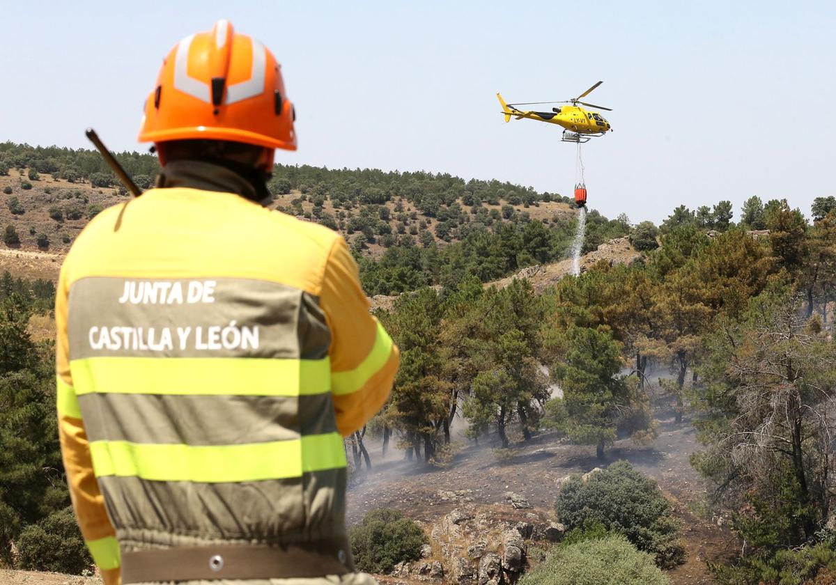 Un efectivo del operativo de extinción de incendios supervisa un fuego en la provincia.
