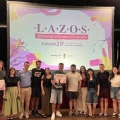 Los ganadores reciben los premios de los codirectores y organizadores de Lazos.