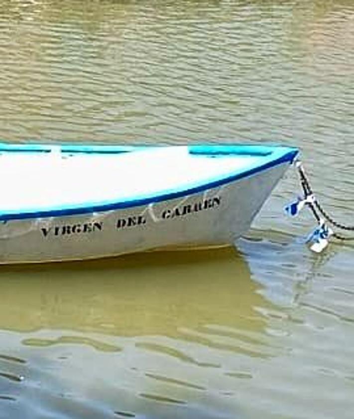Imagen secundaria 2 - Labores de rehabilitación de la barca antes de ser devuelta al agua ayer (deabjo a la izquierda). A la derecha, la barca ya amarrada en el río.