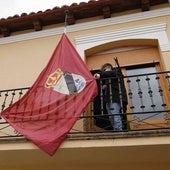 Banderas a media asta en el Ayuntamiento de Pesquera en una imagen de archivo.