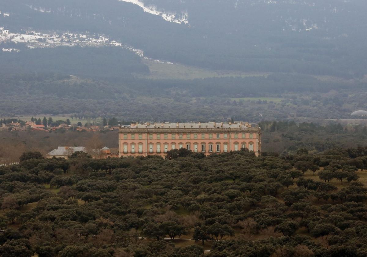 Vista general del Palacio de Riofrío, rodeado de bosque.