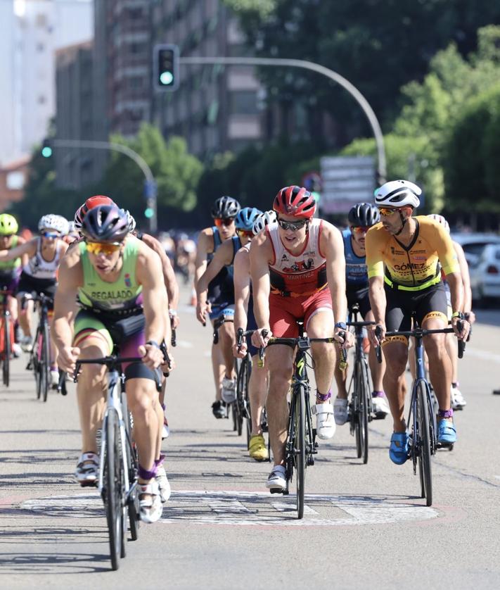 Imagen secundaria 2 - Marina Muñoz y Hugo Fernández dominan en Las Moreras en el Triatlón Ciudad de Valladolid