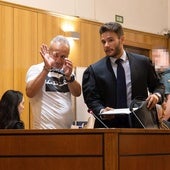El acusado José Luis García, junto a su letrado, saluda a familiares durante el juicio en la Audiencia de Valladolid.