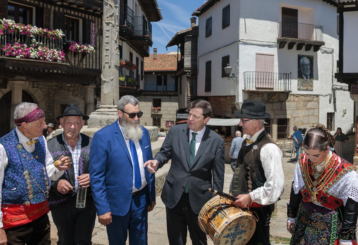 Mañueco, durante su visita a Embutidos Fermín, que comenzó en 2005 a exportar a Estados Unidos.