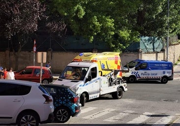 Un herido al colisionar dos vehículos en un cruce del barrio de La Albuera