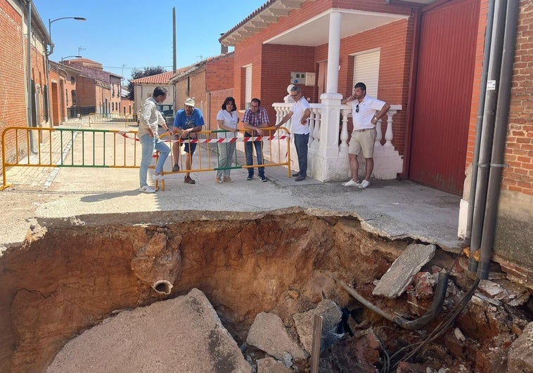 Las filtraciones han provocado un enorme socavón en el barrio periférico de Rodilana, en Medina del Campo.