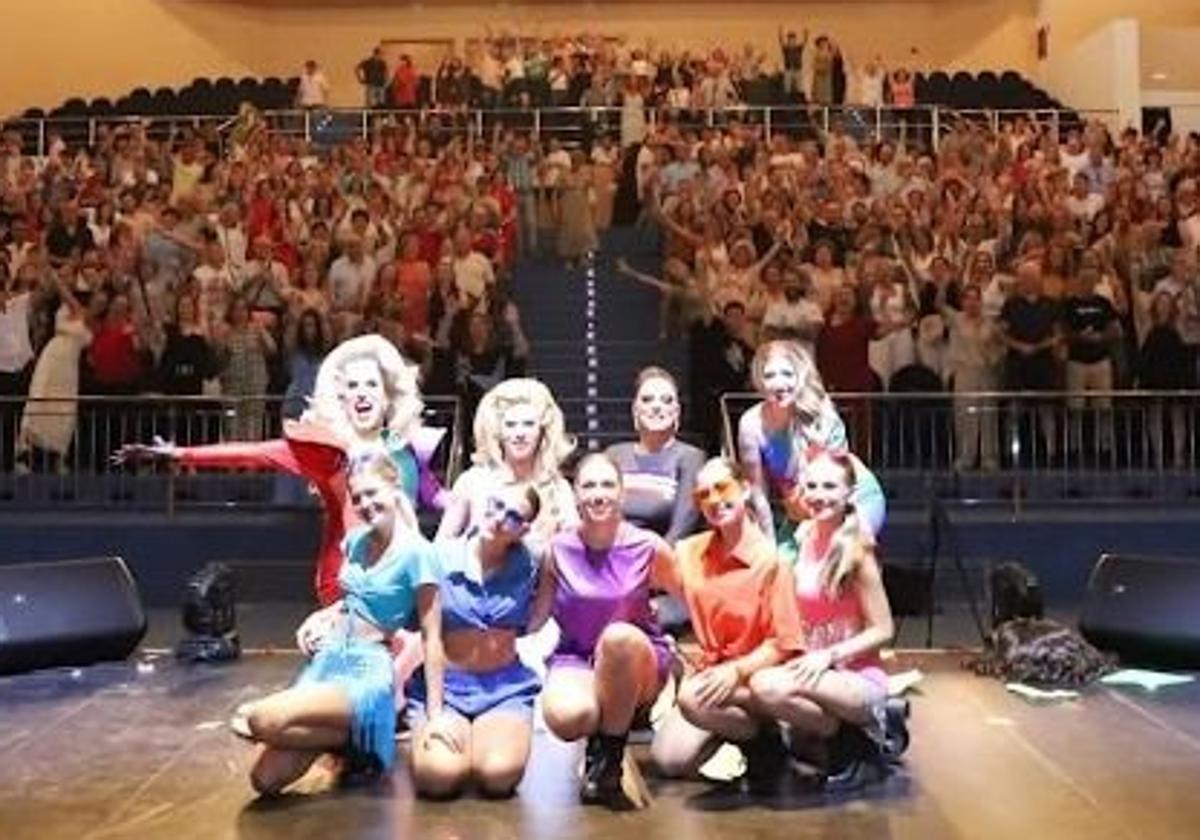 Final de la gala con el público en pie aplaudiendo a los drag y el ballet.