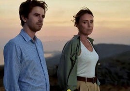 Freddie Highmore y Keeley Hawes, en una secuencia de 'Asesina a sueldo'.