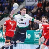 Josu Arzoz lanza a portería en un partido con Helvetia Anaitasuna.