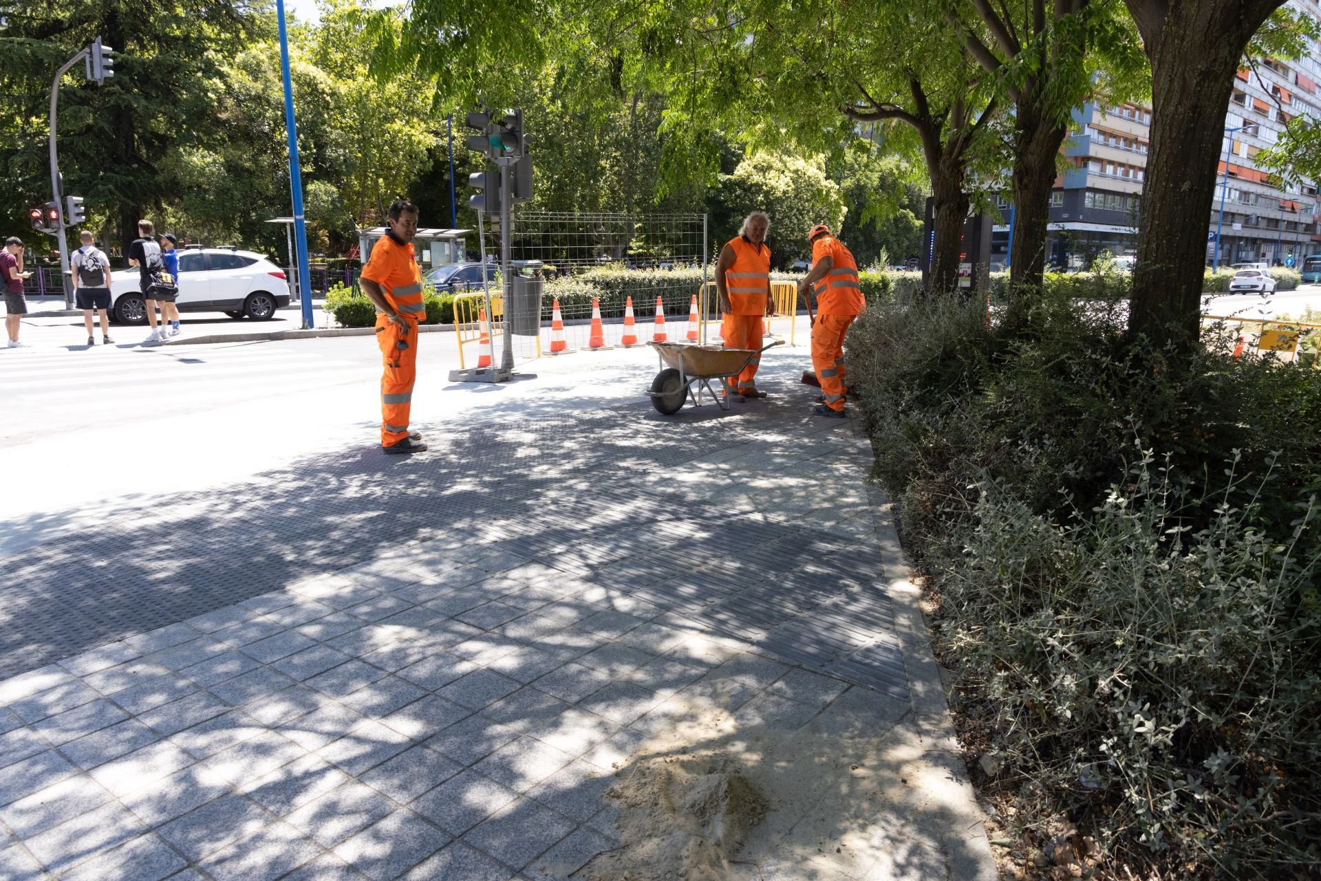 Operarios trabajando en el entorno del paso de cebra de Isabel la Católica