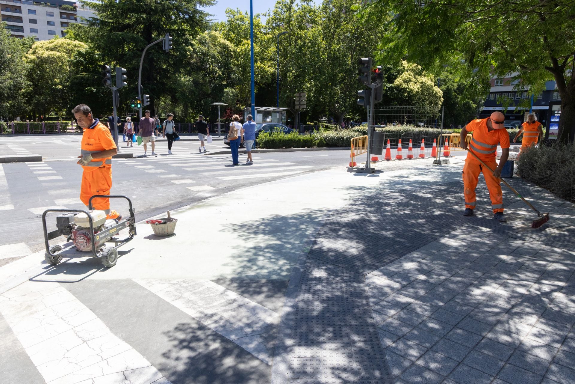 Operarios trabajando en el entorno del paso de cebra de Isabel la Católica