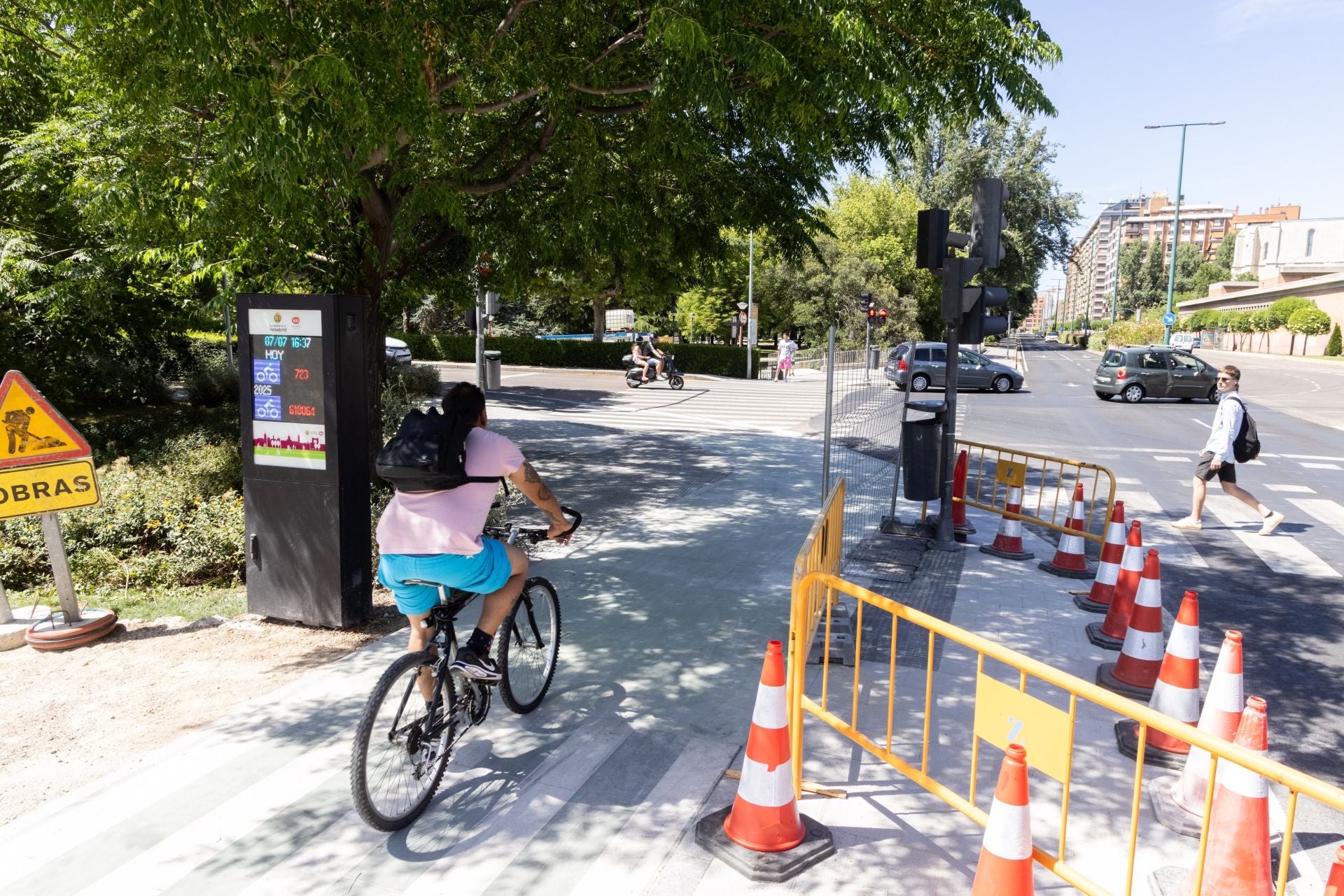 Los usuarios del carril bici de Isabel la Católica circulan por el tramo cerrado la semana pasada.