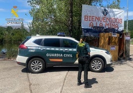Una agente controla el acceso a uno de los festivales.