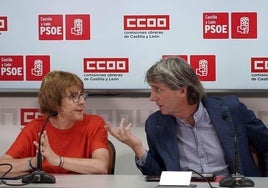 Ana Fernández, de Comisiones Obreras, y Carlos Martínez, del PSOE, tras la reunión de ambas ejecutivas autonómicas.