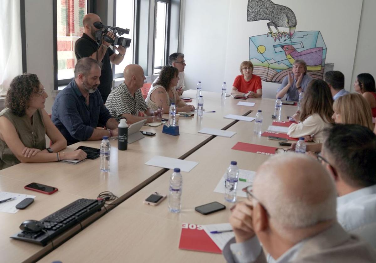 Ana Fernández, junto a Carlos Martínez en la reunión entre las ejecutivas de PSOE y CC OO.