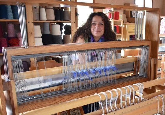 Luisa Guardo en su taller, frente a un telar.