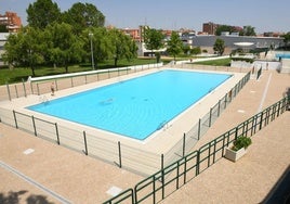 La Policía expulsa a cinco personas de las piscinas de Canterac por colarse y amenazar al socorrista